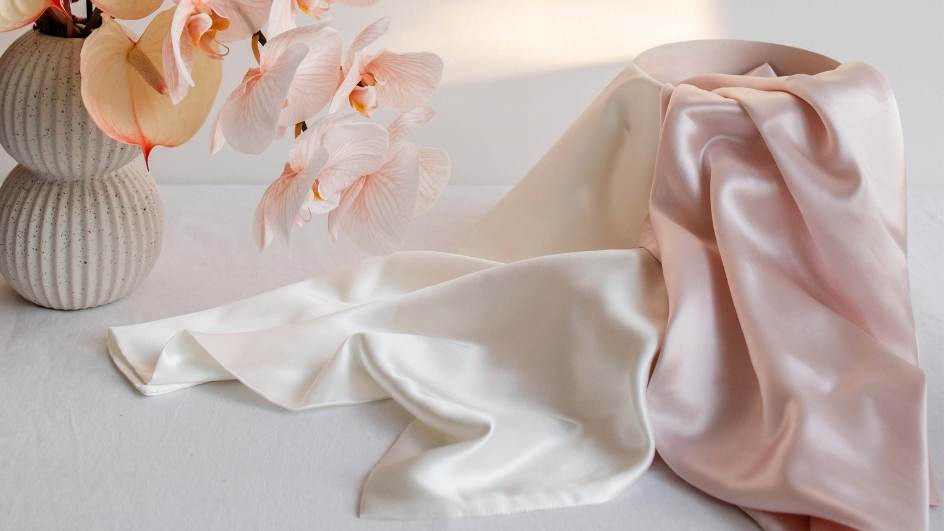 Silk vs Satin Pillowcase: Is One Better Than The Other? – Zove Beauty